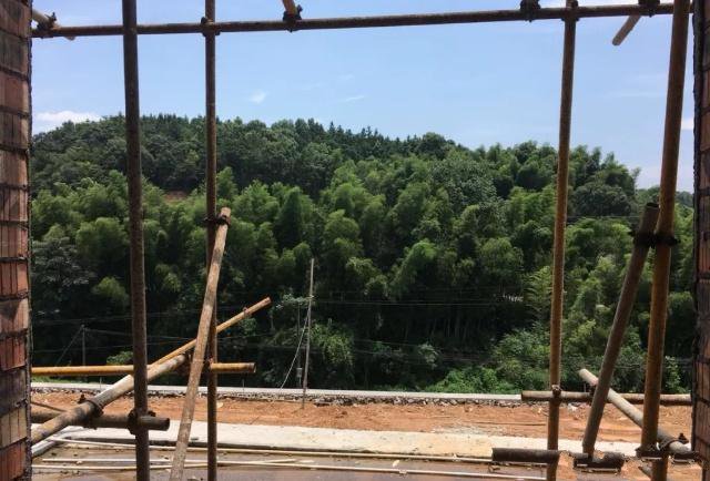 有了很多人提前將在農(nóng)村閑置的宅基地開始構(gòu)筑起自己理想的家園，也為以后老了回去留下了一塊無價的福地