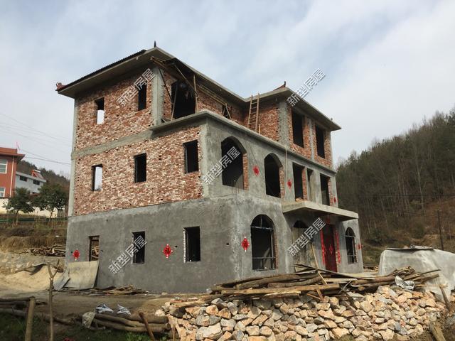 怎么在農(nóng)村建一棟既好看又實(shí)用的房子呢？今天小編帶來(lái)3套建房案例，供各位參考!