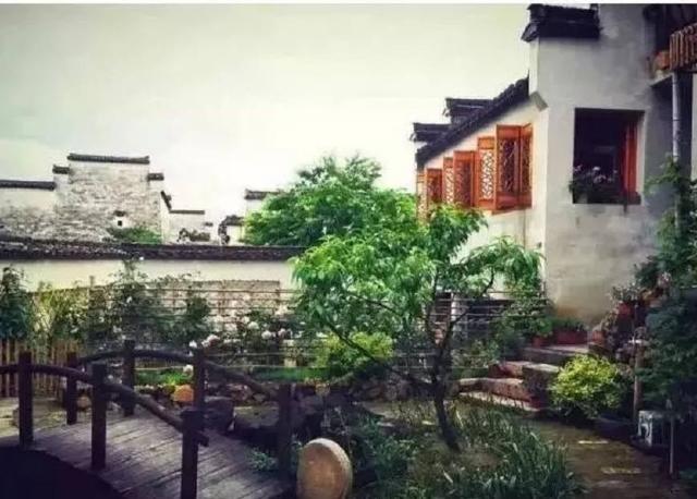 在鄉(xiāng)下買一棟閑置的舊房子進行翻新，并在復活后將其改造成住宅和別墅,也是好的一筆投資