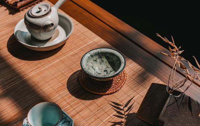 回農(nóng)村老家蓋別墅，就是為了享受與家人平淡自足的田園生活，溫馨十足，俗話說(shuō)“父母在，不遠(yuǎn)游”，在老家建一棟大氣的小別墅別墅!