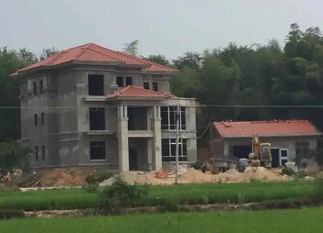 　將福建地區(qū)四棟別墅的設(shè)計與現(xiàn)實生活中的景觀進行對比?，F(xiàn)實生活看起來確實更好！