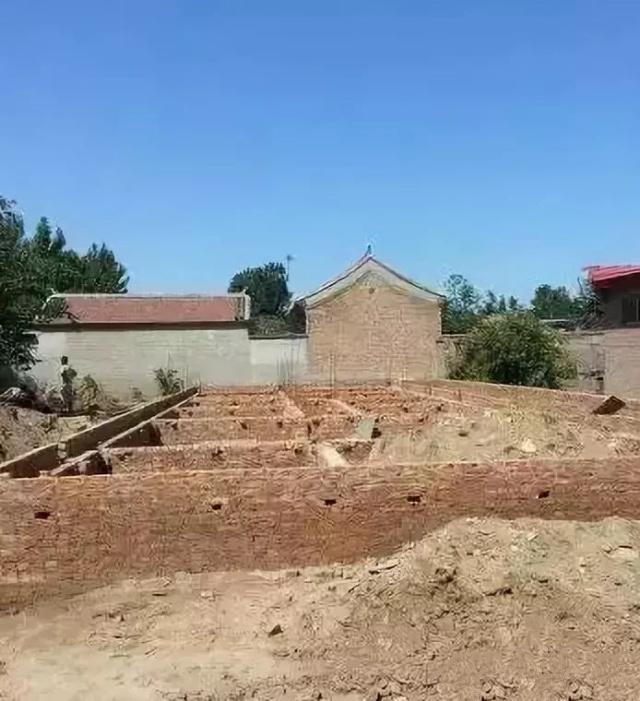 與在城里買一套兩居室公寓相比，你可以在你的家鄉(xiāng)建一棟別墅。現(xiàn)在讓我們來(lái)看看！