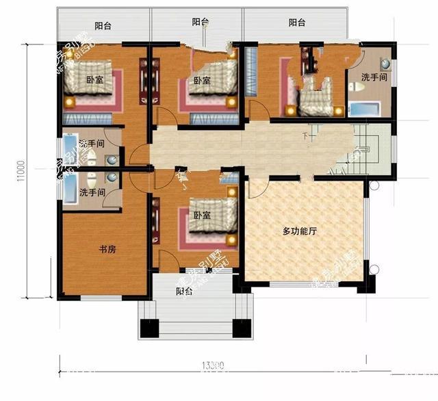 四層的鄉(xiāng)村別墅設(shè)計(jì)有斜屋頂，第一個(gè)客廳是空的，非常時(shí)尚有陽(yáng)光的房間！