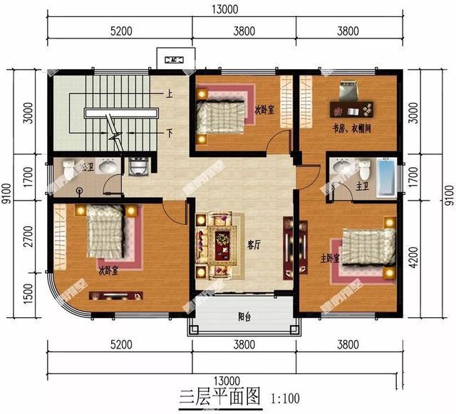 四層的鄉(xiāng)村別墅設(shè)計(jì)有斜屋頂，第一個(gè)客廳是空的，非常時(shí)尚有陽(yáng)光的房間！