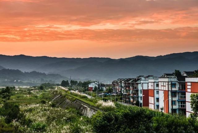 與城市住房相比，農(nóng)村住房現(xiàn)在不僅成本更低，而且有足夠的空間優(yōu)勢(shì)，這不同于擁擠的城市生活。農(nóng)村住宅的每個(gè)功能區(qū)都寬敞舒適。