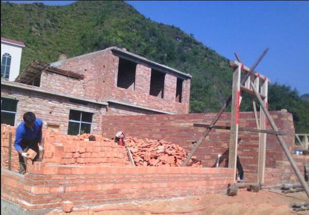 現(xiàn)在農(nóng)村的房屋建筑與以前大不相同。許多人在他們的家園上建造了漂亮的別墅，這真是令人羨慕。