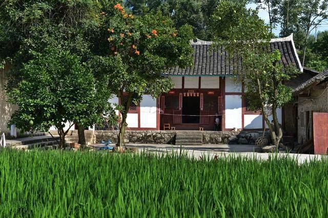 我向你們展示一套新農(nóng)村的平面圖，寬15米，深13米。它計(jì)劃建在豫北的農(nóng)村。這間公寓怎么樣？