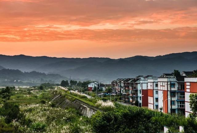 現(xiàn)在農(nóng)村建房相對城里買房，不僅有花費(fèi)小，并且有足夠大的空間優(yōu)勢，不同于城市的蝸居生活那么擁擠，農(nóng)村建房每個功能區(qū)域都顯得寬敞而舒適!