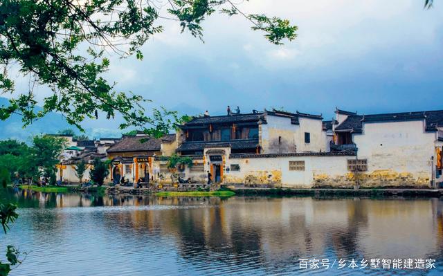 新中式別墅設(shè)計，晚風(fēng)吹拂面頰，在涼爽的風(fēng)中，大樹下乘涼，聊聊最近的新鮮事，享受慢時光!